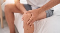 Me duelen las rodillas: ¿se debe al desgaste por mi edad o por tener unos kilos de más?