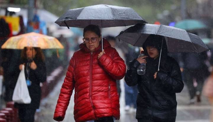 Vuelven las lluvias: Santiago espera fuerte baja de temperaturas y ¿posible tormenta?
