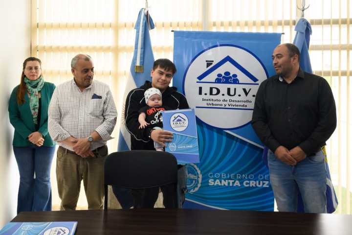 El Gobierno de Santa Cruz entregó terrenos a familias de Río Gallegos