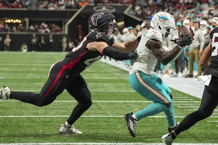 Deadspin | Dolphins steamroll Kirk Cousins-led Falcons to end 3-game slide