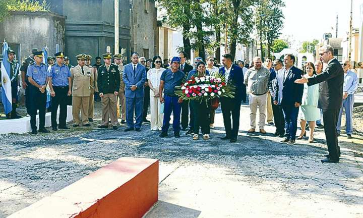 Caniza encabezó el homenaje al soldado José Coronel y a los héroes del Regimiento 29