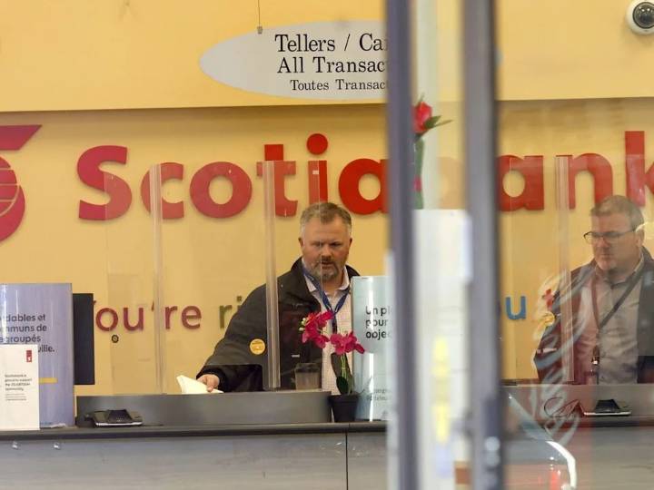 Ottawa police respond to bank robbery on Main Street