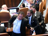 Incómodo momento de Trump en Israel: echaron a un parlamentario que interrumpió su discurso con gritos y un cartel en favor de Palestina