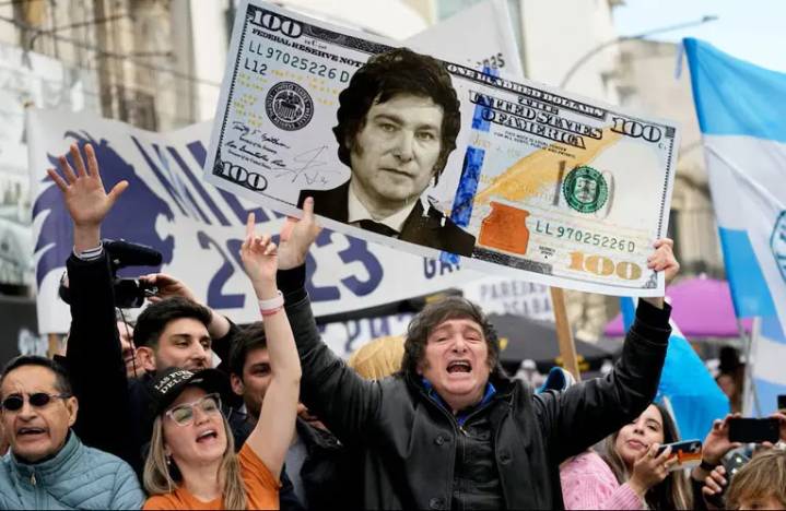 Javier Milei afirmó que “nos van a salir dólares por las orejas”