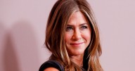 Jennifer Aniston presume cuerpazo y abdomen de acero a los 56 años