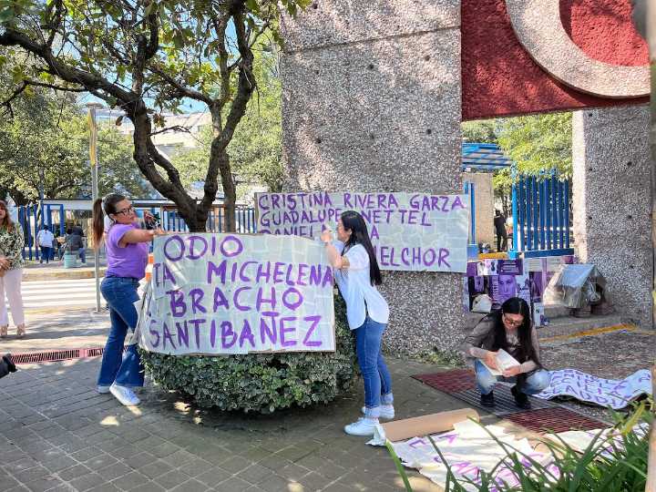 Mujeres poetas y activistas piden a Paco Taibo II ofrezca disculpa por sus dichos y renuncie al FCE