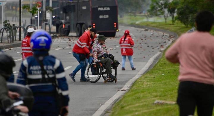 Indígenas armaron la gorda frente a embajada de EE.UU.: voleando lanza y piedra generaron caos