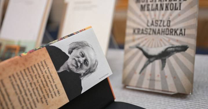 Escritor Laszlo Krasznahorkai se alza con el Premio Nobel de Literatura