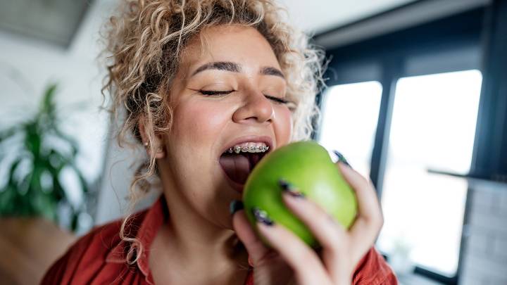Plant compound in apples, figs could replace antibiotics for gum disease