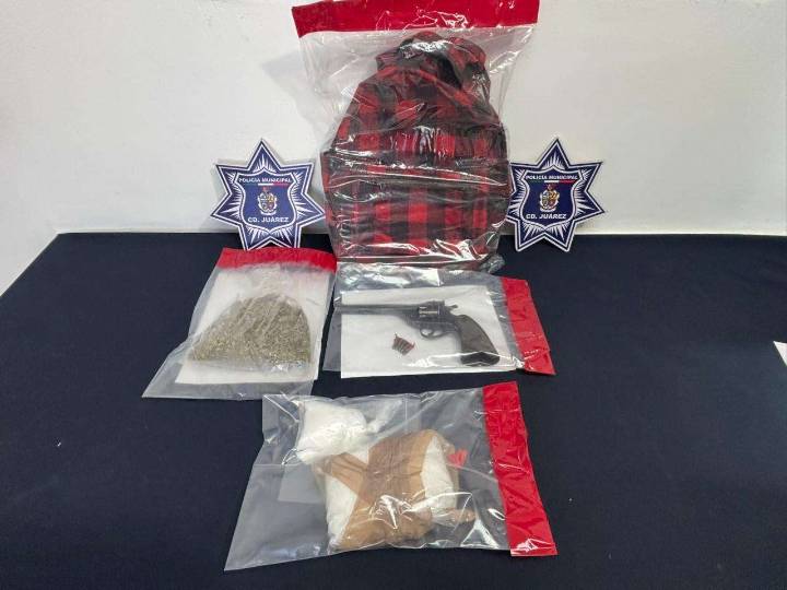 Detienen a hombre con droga y arma de fuego en la Granjas de Santa Elena