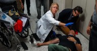 Agentes federales empujan a periodistas en tribunal de Nueva York; uno resulta hospitalizado