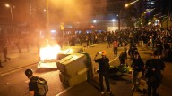 Manifestantes propalestinos lanzan pirotecnia contra el Consulado de Israel en Barcelona