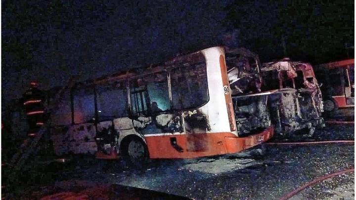 Incendio destruyó dos colectivos en Paraná: investigan un posible cortocircuito