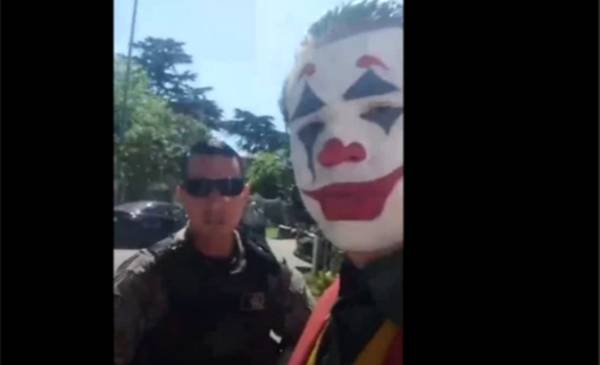 Un hombre quiso votar disfrazado de “El Joker” pero no lo dejaron
