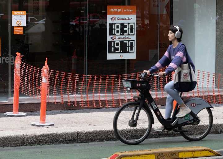 Retrocede peso ante el dólar y el oro se dispara a nivel récord