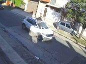 Discutió con un hombre y lo arrastró en el capot de su auto durante seis cuadras