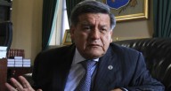 César Acuña renuncia al Gobierno Regional de La Libertad para postular otra vez a la presidencia del Perú Tal como se esperaba, César Acuña se va del Gobierno Regional de La Libertad para postular a l