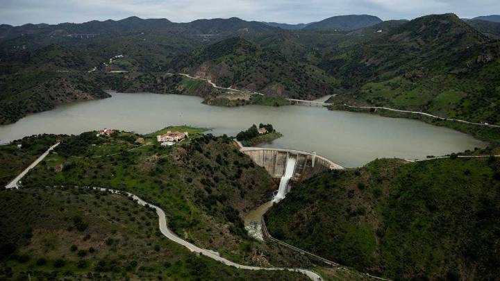 Aparece un cadáver dentro de un saco en el embalse de Casasola en Málaga