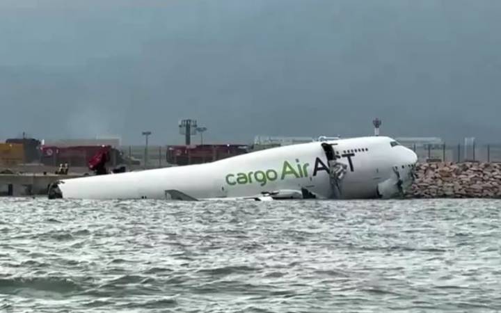 Avión de carga cayó al mar en Hong Kong: dos muertos y cuatro sobrevivientes