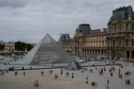 Louvre Museum closes after theft