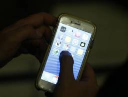 Macabro hallazgo de marido: Mujer muere electrocutada en la tina mientras cargaba su celular