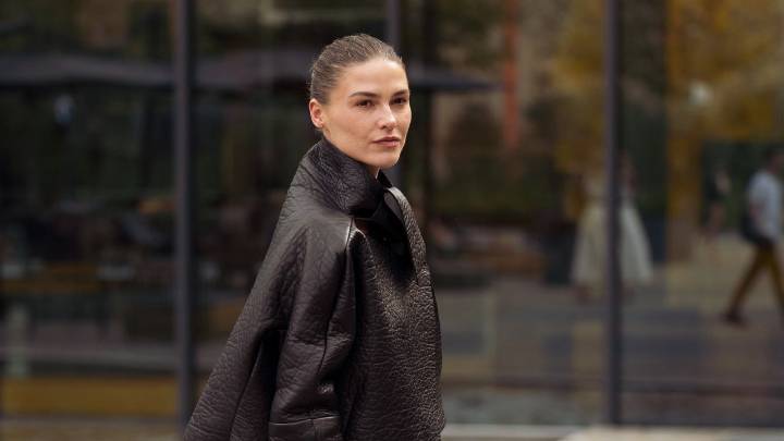 Chamarras de cuero, faldas y pantalones: las claves para llevar con elegancia en invierno 2025