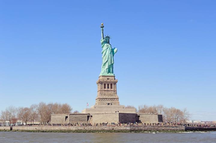 La Estatua de la Libertad cierra al público mientras dure el cierre gubernamental de EE. UU.