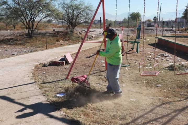 Intensifica Javier Díaz acciones de reforestación en la colonia Nazario S. Ortiz