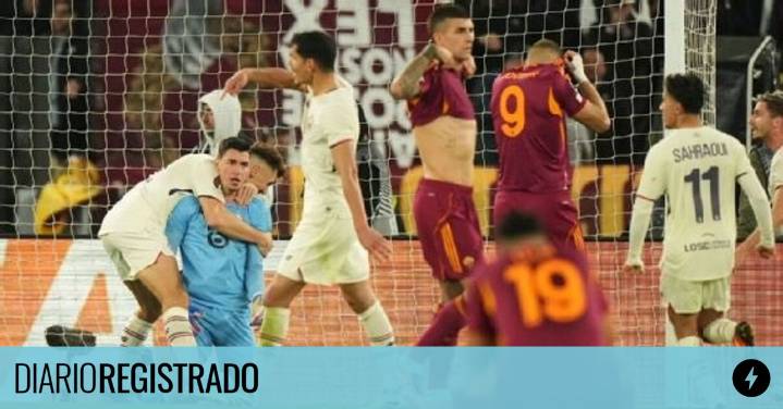 ¡De locos!: la Roma de Soulé desperdició tres penales y perdió con Lille en Italia