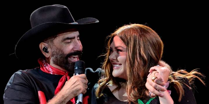 Alejandro Fernández y Yuridia debutan juntos en vivo para cerrar la gira ‘De Rey a Rey’ en el Estadio GNP Seguros