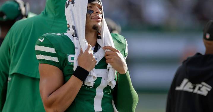Fields or Taylor? Jets coach Aaron Glenn keeping Bengals guessing on starting quarterback