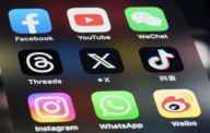 ¿Más censura? Morena busca prohibir memes, stickers y críticas