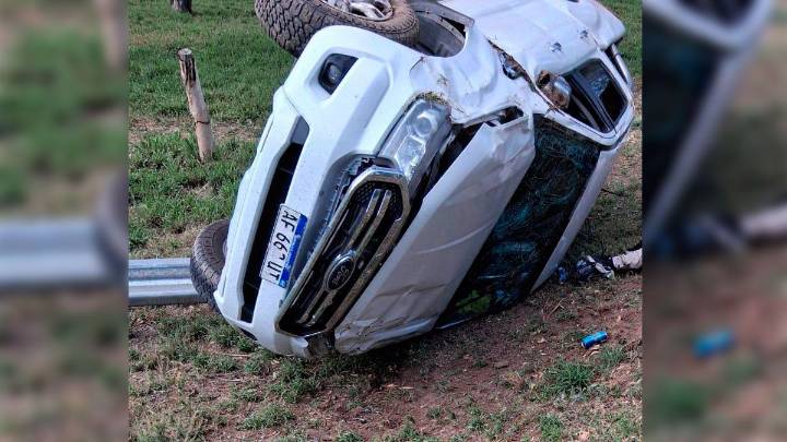 Un conductor ebrio volcó su camioneta y tres jóvenes terminaron hospitalizados