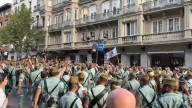 La 'fiesta' de los legionarios antes del desfile del 12-O: saltos y cánticos en plena calle