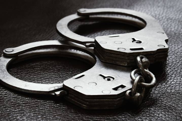 Tres detenidos en Texas por secuestrar y abusar de un hombre durante casi una semana en un motel