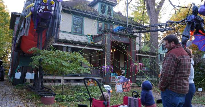 'Not to be missed': How you can find all the spooky Halloween displays in East Aurora this year