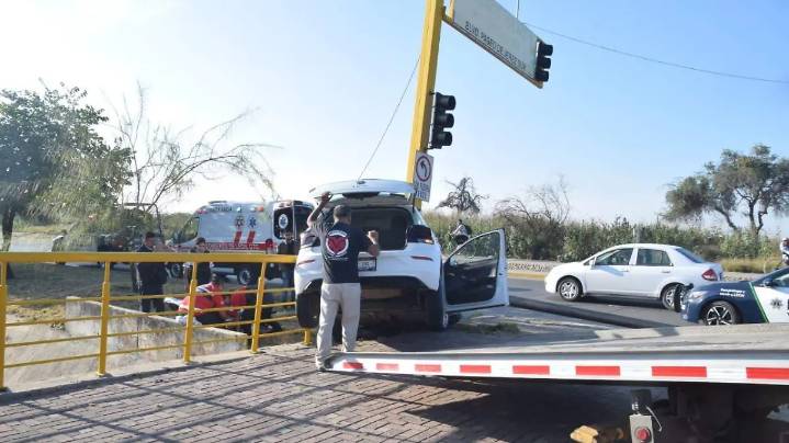 Choca y casi cae al canal del Timoteo Lozano