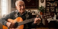 Investigan si escuchar y tocar música reduce el riesgo de demencia en adultos mayores