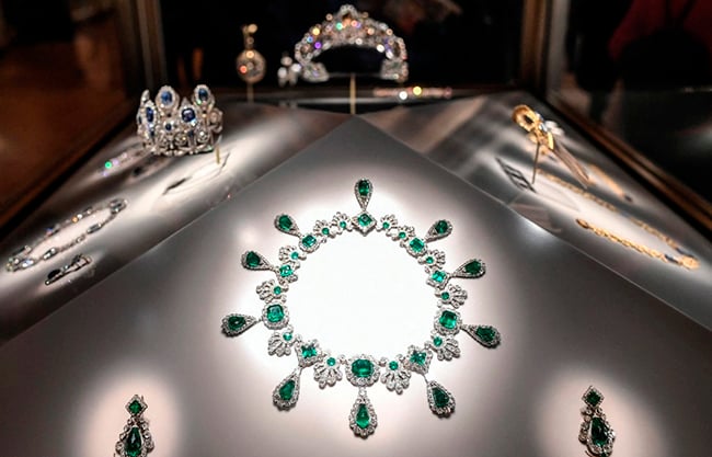 Valúan joyas robadas del Louvre en mil 880 mdp; reabre hoy el museo