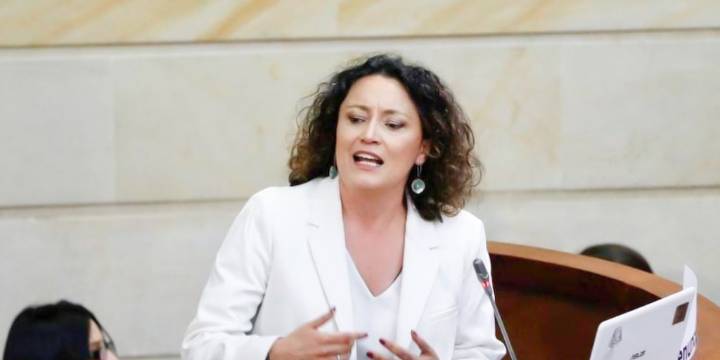 Angélica Lozano presentó una proposición al PGN 2026 que impide al Gobierno inflar sus ingresos: “Pone un candado a la deuda”