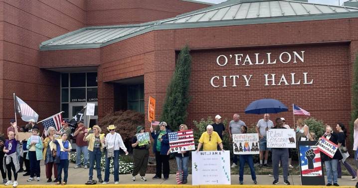 Thousands protest Trump administration in 'No Kings' rallies across rainy St. Louis region