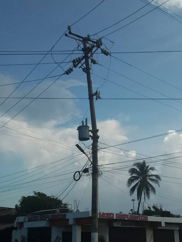 Comunidades de Paraguaipoa no tienen luz desde el lunes por deterioro de un poste