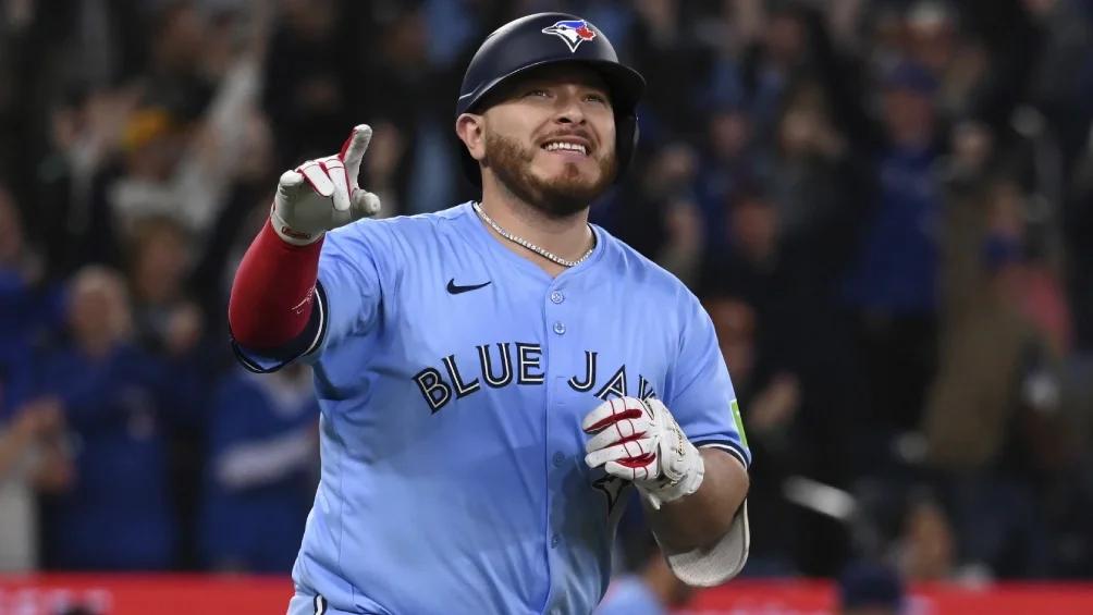 Tijuanense Alejandro Kirk hace historia en las Grandes Ligas con dos home runs en postemporada