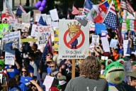 “No a los reyes”, el lema de las masivas protestas contra Trump en Estados Unidos