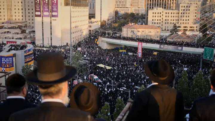 Masiva protesta ultraortodoxa en Jerusalén contra el servicio militar obligatorio: "Nos tratan como criminales"