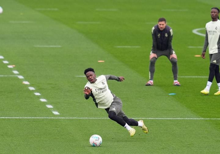 Vinicius se somete al plebiscito del Bernabéu tras el perdón de Xabi Alonso
