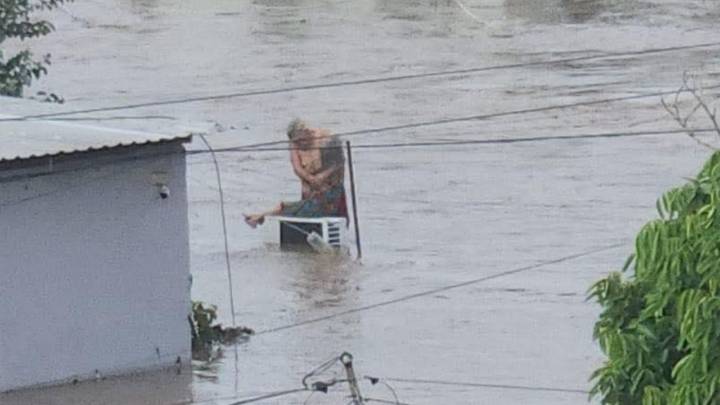 Así despidió su esposo a Doña Elodia, mujer que sobrevivió abrazada en las inundaciones de Veracruz: "Se fue mi viejita"