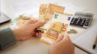 El límite de dinero que puedes dar a un familiar sin pagar impuestos: no tendrás que declarar a Hacienda