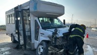 Lamentable. Muere trabajador tras choque entre tráiler y transporte de personal en la carretera a Monclova