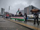 Centenares de personas "abrazan" Valdecilla por Gaza